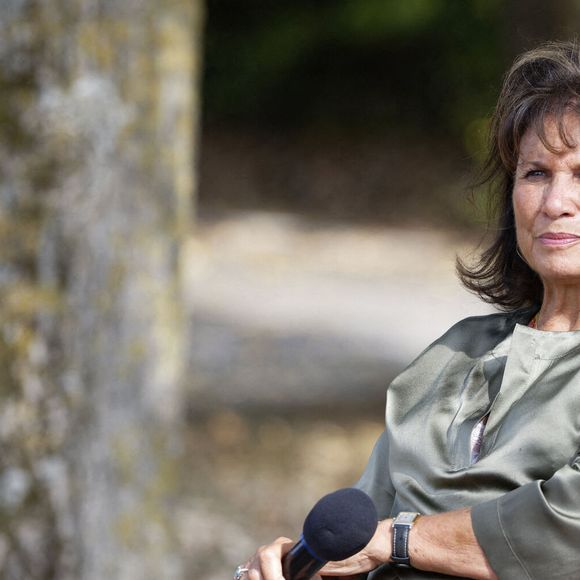 La journaliste franco-américaine Anne Sinclair rencontre des gens et signe son livre 'La Rafle des notables' au Mémorial de l'internement et de la déportation - Camp de Royallieu, le 19 septembre 2020 à Compiègne, France. Photo par Edouard Bernaux/Abacapress.com