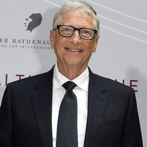 Bill Gates reçoit le prix Rathenau dans l'atrium de la Deutsche Bank à Berlin, le 23 juin 2025. 
© PsnewZ / Bestimage