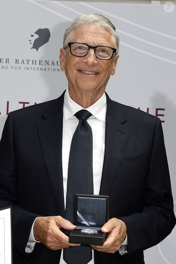 Bill Gates reçoit le prix Rathenau dans l'atrium de la Deutsche Bank à Berlin, le 23 juin 2025. 
© PsnewZ / Bestimage
