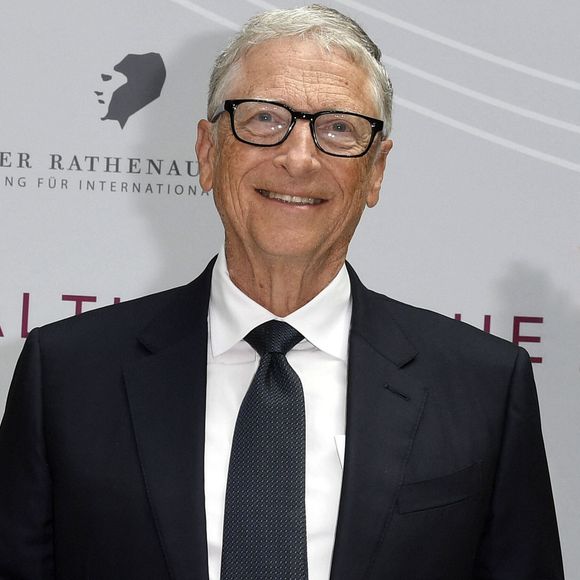 Bill Gates reçoit le prix Rathenau dans l'atrium de la Deutsche Bank à Berlin, le 23 juin 2025. 
© PsnewZ / Bestimage