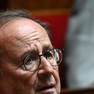 Le député français du groupe "Socialistes et apparentés" et ancien président français François Hollande regarde la séance de questions au gouvernement à l'Assemblée nationale à Paris le 20 mai 2025. Photo de Firas Abdullah/ABACAPRESS.COM