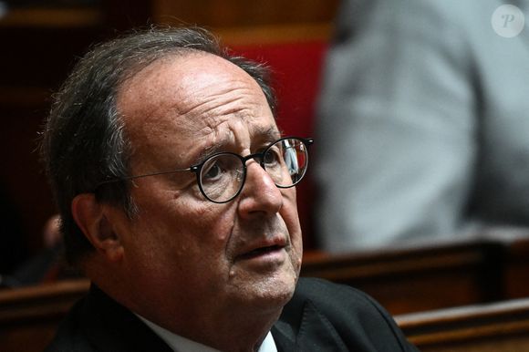 Le député français du groupe "Socialistes et apparentés" et ancien président français François Hollande regarde la séance de questions au gouvernement à l'Assemblée nationale à Paris le 20 mai 2025. Photo de Firas Abdullah/ABACAPRESS.COM