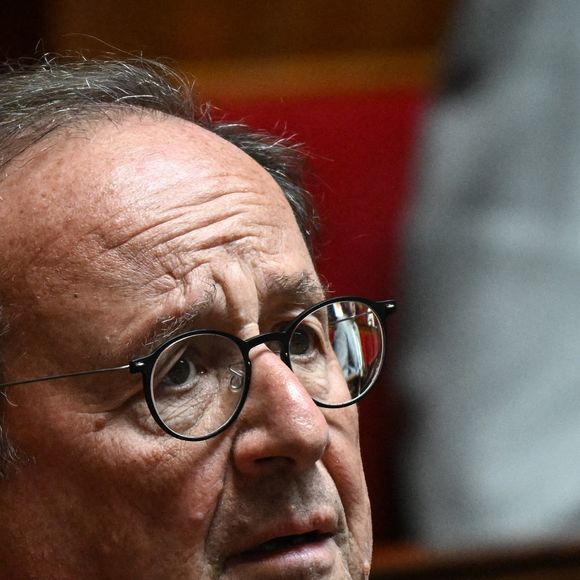 Le député français du groupe "Socialistes et apparentés" et ancien président français François Hollande regarde la séance de questions au gouvernement à l'Assemblée nationale à Paris le 20 mai 2025. Photo de Firas Abdullah/ABACAPRESS.COM