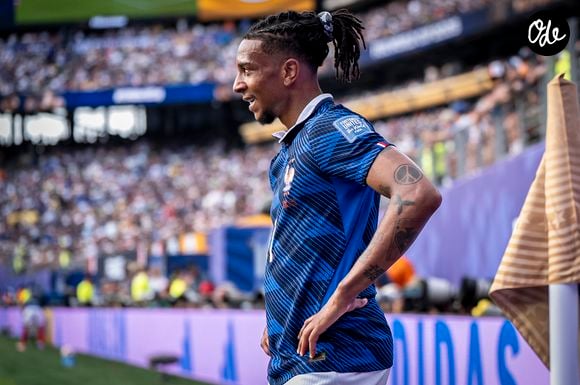 L'application d'une célèbre pommade mentholée sur le torse lui permet de libérer pleinement ses voies respiratoires.

Michael Olise durant le match France-Suède, lors de la Coupe du monde la FIFA 2026, le 30 juin 2026.

© Bestimage