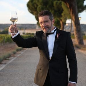 Parmi les invités figuraient Dakota Johnson ainsi que Malia et Sasha Obama.

Antonio Banderas rencontre la presse après le mariage de sa fille et trinque avec elle, le 18 octobre 2025, à Sardón del Duero (Valladolid, Castilla y León, Espagne). Photo par José Ruiz / Europa Press/ABACAPRESS.COM