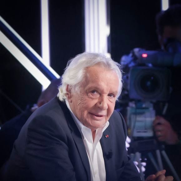 Michel Sardou sur le plateau de l'émission Touche pas à mon poste (TPMP) présentée en direct par C.Hanouna et diffusée sur C8 le 29 août 2022.

© Jack Tribeca / Bestimage