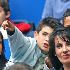 Les membres de la famille de Zinezine Zidane du Real Madrid, son fils Enzo et sa femme Véronique assistent au début d'un match de football de la ligue espagnole contre Villarreal au stade Santiago Bernabeu à Madrid, Espagne, le 7 mai 2006. Il s'agit du dernier match à domicile de Zidane pour le Real Madrid puisqu'il a annoncé qu'il prendrait sa retraite à la fin de la saison. Photo par Christian Liewig/ABACAPRESS.COM