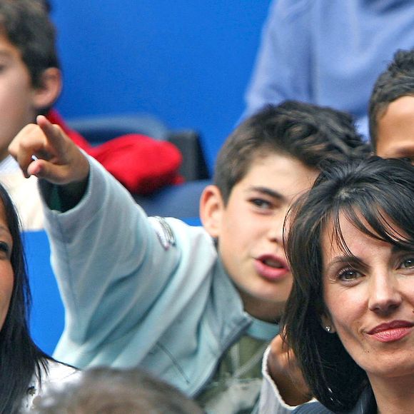 Les membres de la famille de Zinezine Zidane du Real Madrid, son fils Enzo et sa femme Véronique assistent au début d'un match de football de la ligue espagnole contre Villarreal au stade Santiago Bernabeu à Madrid, Espagne, le 7 mai 2006. Il s'agit du dernier match à domicile de Zidane pour le Real Madrid puisqu'il a annoncé qu'il prendrait sa retraite à la fin de la saison. Photo par Christian Liewig/ABACAPRESS.COM
