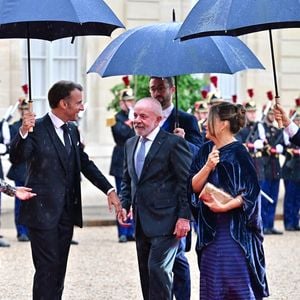 Le président du Brésil Luiz Inácio Lula da Silva, Rosângela da Silva, la première dame du Brésil, le président Emmanuel Macron et sa femme Brigitte Macron - Arrivées des personnalités au dîner d’État en l’honneur du président brésilien et de sa femme au palais présidentiel de l’Élysée à Paris le 5 juin 2025.

© Christian Liewig / Bestimage
