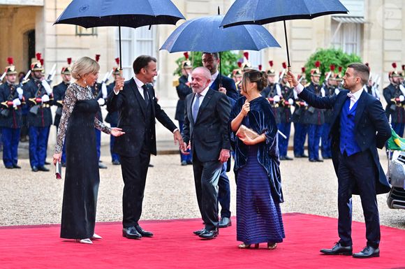 Le président du Brésil Luiz Inácio Lula da Silva, Rosângela da Silva, la première dame du Brésil, le président Emmanuel Macron et sa femme Brigitte Macron - Arrivées des personnalités au dîner d’État en l’honneur du président brésilien et de sa femme au palais présidentiel de l’Élysée à Paris le 5 juin 2025.

© Christian Liewig / Bestimage