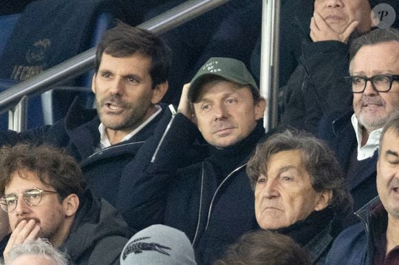 Martin Solveig - Célébrités dans les tribunes du match de Ligue des Champions entre le PSG contre le Bayern de Munich (1-2) au Parc des Princes à Paris le 4 novembre 2025. © Cyril Moreau/Bestimage