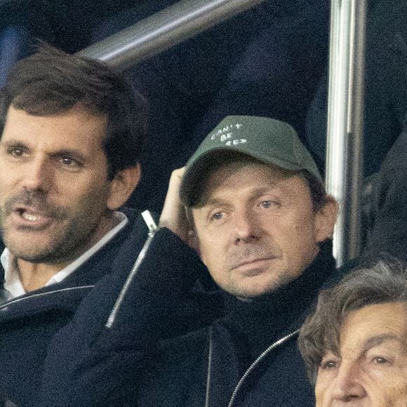 Martin Solveig - Célébrités dans les tribunes du match de Ligue des Champions entre le PSG contre le Bayern de Munich (1-2) au Parc des Princes à Paris le 4 novembre 2025. © Cyril Moreau/Bestimage