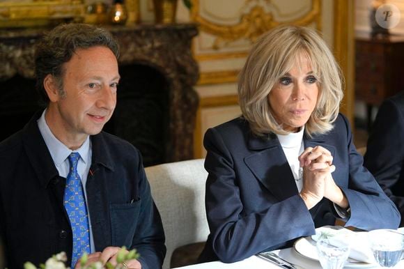 Le journaliste spécialisé dans les royautés Stéphane Bern et la Première dame Brigitte Macron lors déjeuner de travail avec les acteurs français et belges de l'industrie créative et culturelle à l'Hôtel de Ville de Paris, France, le 15 octobre 2024, le deuxième jour de la visite officielle du couple royal belge en France. © Didier Lebrun/Pool/Photonews/Bestimage