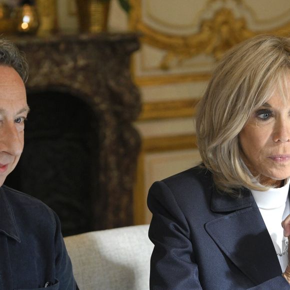 Le journaliste spécialisé dans les royautés Stéphane Bern et la Première dame Brigitte Macron lors déjeuner de travail avec les acteurs français et belges de l'industrie créative et culturelle à l'Hôtel de Ville de Paris, France, le 15 octobre 2024, le deuxième jour de la visite officielle du couple royal belge en France. © Didier Lebrun/Pool/Photonews/Bestimage