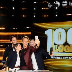 Pour détendre l'atmosphère et accompagner nos courageux anonymes face à ces casse-têtes, la production a misé sur un trio d'invités pétillant.

Exclusif - Cyril Féraud, Melanie Taravant, Samuel Olivier, Jean-Philippe Janssens (Jeanfi Janssens), en backstage de l'enregistrement de l'émission "100% Logique", présentée par C.Féraud et diffusée le 4 avril sur France 2, à Saint Denis, France, le 2 décembre 2025. © Jeremy Melloul/Bestimage