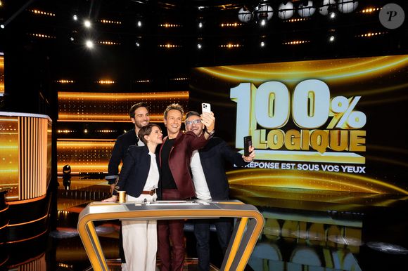 Pour détendre l'atmosphère et accompagner nos courageux anonymes face à ces casse-têtes, la production a misé sur un trio d'invités pétillant.

Exclusif - Cyril Féraud, Melanie Taravant, Samuel Olivier, Jean-Philippe Janssens (Jeanfi Janssens), en backstage de l'enregistrement de l'émission "100% Logique", présentée par C.Féraud et diffusée le 4 avril sur France 2, à Saint Denis, France, le 2 décembre 2025. © Jeremy Melloul/Bestimage