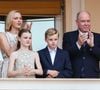 À seulement 11 ans, les jumeaux princiers de Monaco, Gabriella et Jacques, commencent déjà à endosser les responsabilités qui incombent à leur rang. 

Le prince Albert II de Monaco, la princesse Charlène de Monaco, le prince héréditaire Jacques de Monaco, marquis des Baux, la princesse Gabriella de Monaco, comtesse de Carladès au balcon du Palais princier lors de la célébration de la fête de la Saint Jean sur la Place du Palais princier de Monaco.

Claudia Albuquerque / Bestimage