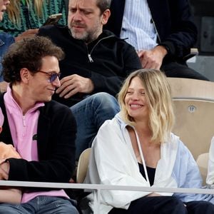 Le chanteur Raphaël, sa compagne Mélanie Thierry et leurs enfants Roman et Aliocha Haroche - Les célébrités dans les tribunes des Internationaux de France de tennis de Roland Garros 2024 à Paris, le 29 mai 2024. 
© Jacovides / Moreau / Bestimage