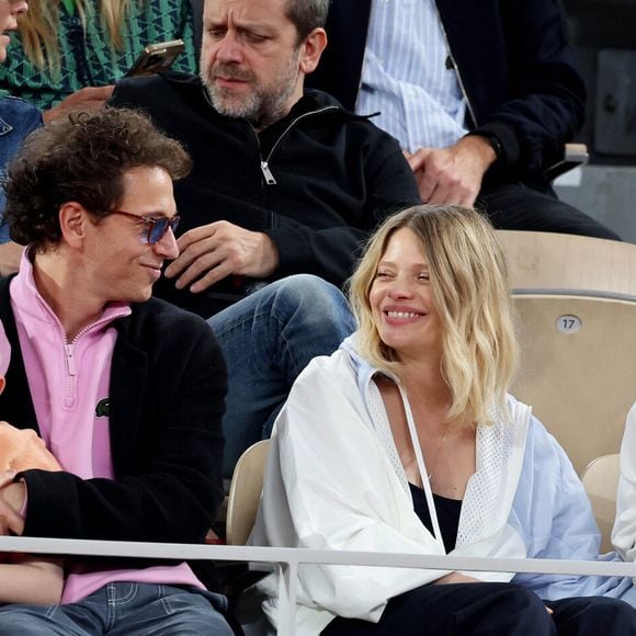 Le chanteur Raphaël, sa compagne Mélanie Thierry et leurs enfants Roman et Aliocha Haroche - Les célébrités dans les tribunes des Internationaux de France de tennis de Roland Garros 2024 à Paris, le 29 mai 2024. 
© Jacovides / Moreau / Bestimage