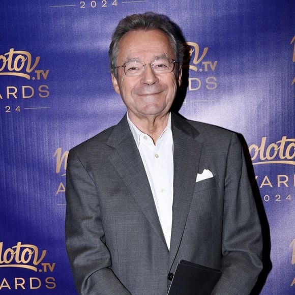 En plus de présenter une émission un peu spéciale, 

Exclusif - Michel Denisot ( président de la 1ère édition des Molotov TV Awards 2024) lors de la soirée de remise de prix Molotov TV Awards 2024, première édition, pour récompenser les programmes télés préférés.
Paris, le 1er octobre 2024.
© Rachid Bellak / Bestimage