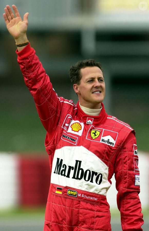 Le pilote allemand de l'écurie Ferrari, Michael Schumacher, salue les fans après une sortie de piste lors des séances d'entraînement préliminaires au Grand Prix d'Espagne de Formule 1, qui se tiendra aujourd'hui au Circuit de Catalunya à Montmel, en Espagne, le 28 avril 2002. Photo Andreu Dalmau/Efe/Abaca
