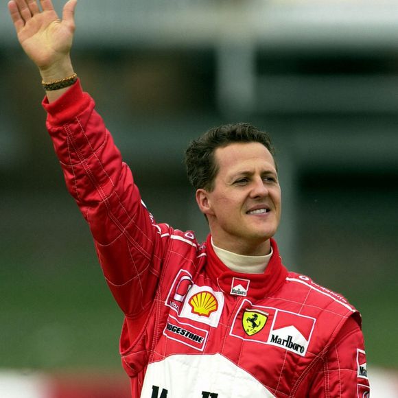 Le pilote allemand de l'écurie Ferrari, Michael Schumacher, salue les fans après une sortie de piste lors des séances d'entraînement préliminaires au Grand Prix d'Espagne de Formule 1, qui se tiendra aujourd'hui au Circuit de Catalunya à Montmel, en Espagne, le 28 avril 2002. Photo Andreu Dalmau/Efe/Abaca