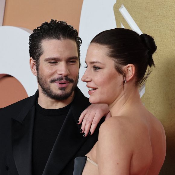 François Civil a été abordé de façon inattendue par l’influenceuse Hanaevly alors qu’il se trouvait sur les quais de Seine, près du pont Bir-Hakeim. 

François Civil, Adèle Exarchopoulos - Photocall de la 50ème édition de la cérémonie des César à l'Olympia à Paris, France © Dominique Jacovides - Olivier Borde / Bestimage