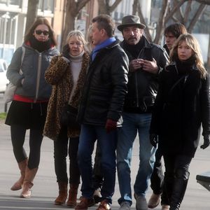 Lolita Séchan, sa mère Dominique Lanvin Quilichini et son père le chanteur Renaud, Romane Serda et des amis - Obsèques de Thierry Séchan frère du chanteur Renaud) au cimetière du Montparnasse à Paris le 16 janvier 2019. © Agence /Bestimage