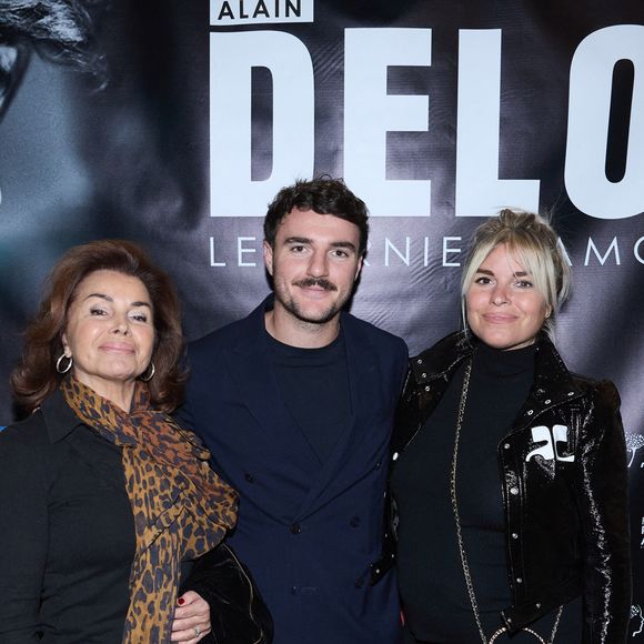 Exclusif - Dominique Tapie, Sophie Tapie (enceinte) , son mari Baptiste Germain au photocall de la soirée Ciné-concert symphonique "Alain Delon, le dernier Samouraï" au Palais des congrès à Paris le 8 novembre 2024 le jour de son anniversaire.

© Jacovides / Moreau / Bestimage