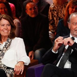 Exclusif - Michel Leeb et sa femme Béatrice lors de l'enregistrement de l'émission "Famille je vous aime" présentée par M. Drucker et qui sera diffusée le 13 juin 2025 sur France 3, aux Studios rive gauche à Paris, France, le 15 avril 2025. © Clovis-Gaffiot/Bestimage