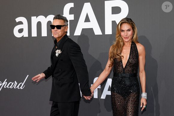 Robbie Williams est apparu main dans la main et très complice avec son épouse Ayda Field face aux photographes.

Robbie Williams et sa femme Ayda Field - Photocall du gala " amfAR 2026 by Chopard " à l'Hôtel du Cap-Eden-Roc à Antibes, lors du 79ème Festival International du Film de Cannes. Le 21 mai 2026
© Jacovides-Moreau / Bestimage