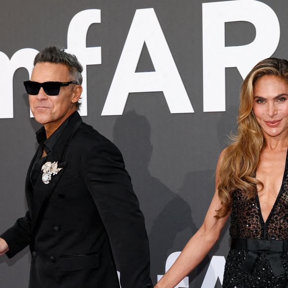 Robbie Williams est apparu main dans la main et très complice avec son épouse Ayda Field face aux photographes.

Robbie Williams et sa femme Ayda Field - Photocall du gala " amfAR 2026 by Chopard " à l'Hôtel du Cap-Eden-Roc à Antibes, lors du 79ème Festival International du Film de Cannes. Le 21 mai 2026
© Jacovides-Moreau / Bestimage