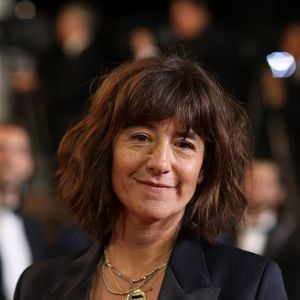 L’alcool, motif discret mais puissant, traverse également le récit. 

Romane Bohringer - Montée des marches du film "Sorry We Missed You" lors du 72ème Festival International du Film de Cannes. Le 16 mai 2019
© Jacovides-Moreau / Bestimage