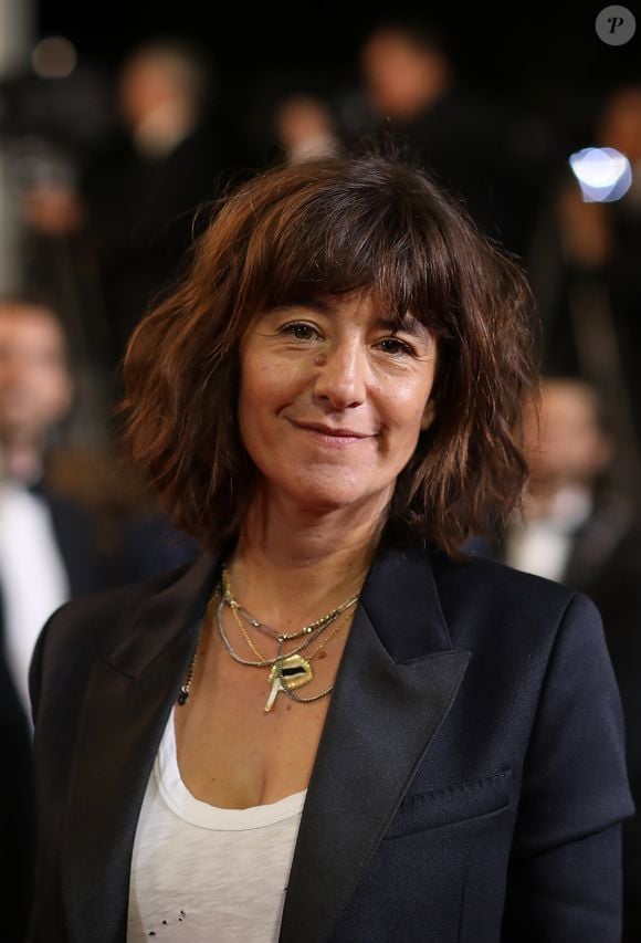 L’alcool, motif discret mais puissant, traverse également le récit. 

Romane Bohringer - Montée des marches du film "Sorry We Missed You" lors du 72ème Festival International du Film de Cannes. Le 16 mai 2019
© Jacovides-Moreau / Bestimage