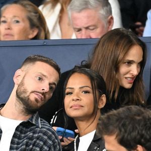 Natalie Portman et son fils Aleph, Christina Milian et son mari M. Pokora (Matt Pokora), Kamel Isker, Alexis Michalik - Célébrités dans les tribunes lors du match de qualification pour la Coupe du Monde 2026 entre la France et l'Islande (2-1) au Parc des Princes à Paris le 9 septembre 2025. © Lionel Urman/Bestimage