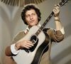 a dévoilé toucher "entre 3 500 et 7 000 euros de royalties par mois" et  1 500 euros de droits par trimestre !

Joe Dassin, chanteur de chanson française, se produit en Allemagne, vers 1970. Photo by Alamy/ABACAPRESS.COM