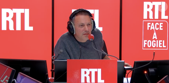 Lors de cette interview, Marc-Olivier Fogiel a demandé à Alain Souchon s'il manquait d'inspiration pour écrire un nouvel album.

Marc-Olivier Fogiel sur RTL.