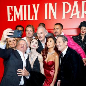 Lucien Laviscount, Samuel Arnold, Lucas Bravo, Bruno Gouery, William Abadie (smoking croisé dessiné par Caroline Scheufele Caroline's Couture), Philippine Leroy-Beaulieu, Lily Collins, Ashley Park, Ted Sarandos, Darren Star, Andrew Fleming lors de la première de la série "Emily in Paris" saison 5 au Grand Rex à Paris le 15 décembre 2025.

© Pierre Perusseau / Bestimage