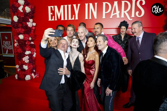 Lucien Laviscount, Samuel Arnold, Lucas Bravo, Bruno Gouery, William Abadie (smoking croisé dessiné par Caroline Scheufele Caroline's Couture), Philippine Leroy-Beaulieu, Lily Collins, Ashley Park, Ted Sarandos, Darren Star, Andrew Fleming lors de la première de la série "Emily in Paris" saison 5 au Grand Rex à Paris le 15 décembre 2025.

© Pierre Perusseau / Bestimage