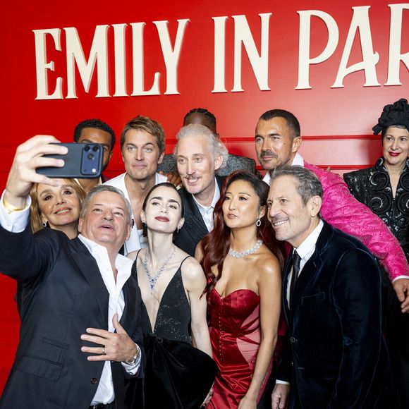 Lucien Laviscount, Samuel Arnold, Lucas Bravo, Bruno Gouery, William Abadie (smoking croisé dessiné par Caroline Scheufele Caroline's Couture), Philippine Leroy-Beaulieu, Lily Collins, Ashley Park, Ted Sarandos, Darren Star, Andrew Fleming lors de la première de la série "Emily in Paris" saison 5 au Grand Rex à Paris le 15 décembre 2025.

© Pierre Perusseau / Bestimage