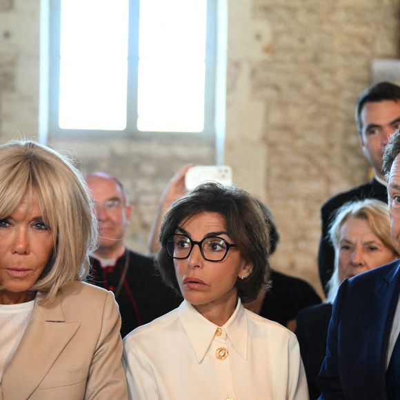 Brigitte Macron, la ministre française de la Culture Rachida Dati et le journaliste français Stéphane Bern lors d'une visite du manège de l'abbaye de Pontlevoy, à Pontlevoy, en France, le 19 septembre 2025, dans le cadre de la 42e édition des Journées européennes du patrimoine. 

Photo de Eliot Blondet/ABACAPRESS.COM