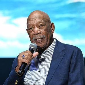 Pour lancer son projet, il importe 26 ruches depuis l'Arkansas. L'objectif n'est pas commercial : il ne récolte aucun miel afin de laisser les colonies se développer naturellement.
Boca Raton, FL Morgan Freeman's Symphonic Blues Experience se produit pendant Beatles On The Beach au Mizner Park Amphitheater à Boca Raton, Floride.
© Backgrid UK/ Bestimage