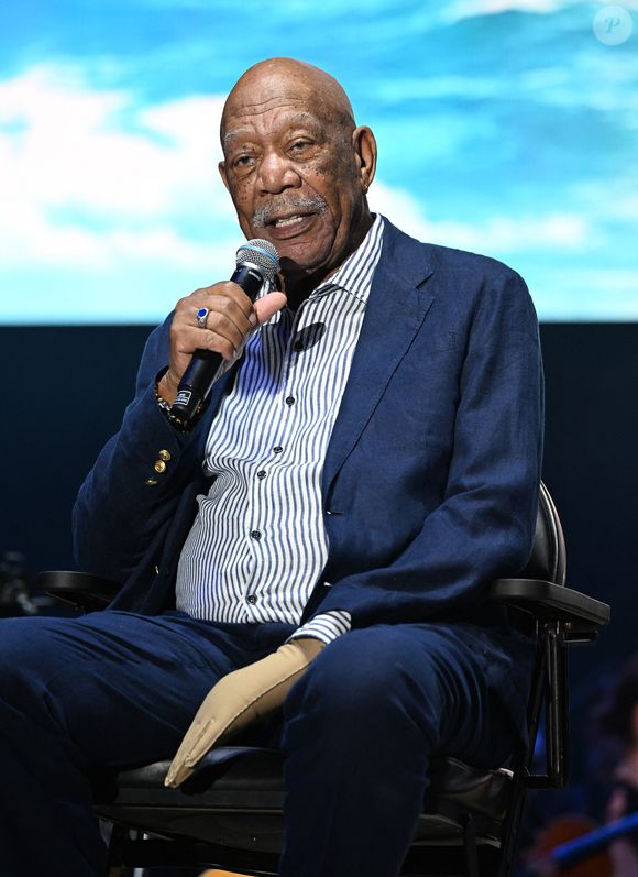 Pour lancer son projet, il importe 26 ruches depuis l'Arkansas. L'objectif n'est pas commercial : il ne récolte aucun miel afin de laisser les colonies se développer naturellement.

Boca Raton, FL Morgan Freeman's Symphonic Blues Experience se produit pendant Beatles On The Beach au Mizner Park Amphitheater à Boca Raton, Floride.

© Backgrid UK/ Bestimage