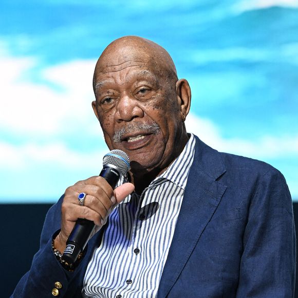Pour lancer son projet, il importe 26 ruches depuis l'Arkansas. L'objectif n'est pas commercial : il ne récolte aucun miel afin de laisser les colonies se développer naturellement.

Boca Raton, FL Morgan Freeman's Symphonic Blues Experience se produit pendant Beatles On The Beach au Mizner Park Amphitheater à Boca Raton, Floride.

© Backgrid UK/ Bestimage