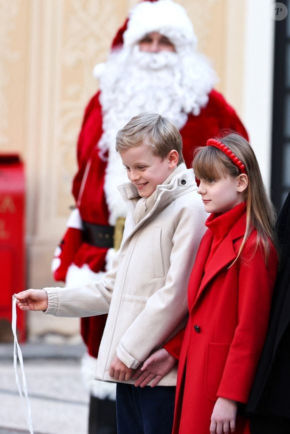 "En ce moment de fête et de partage, nos enfants se joignent à nous pour vous adresser nos meilleurs vœux", a-t-il d'abord déclaré face caméra. Puis de conclure en choeur avec sa famille en français, anglais et monégasque : "Bonne année. Happy New Year. Bon Anu Noevu".

Le prince Jacques de Monaco, marquis des Baux, La princesse Gabriella de Monaco, comtesse de Carladès - La famille princière de Monaco offre les traditionnels cadeaux de Noël aux enfants monégasques dans la Cour du Palais Princier, le 18 décembre 2024. 

© Claudia Albuquerque / Bestimage