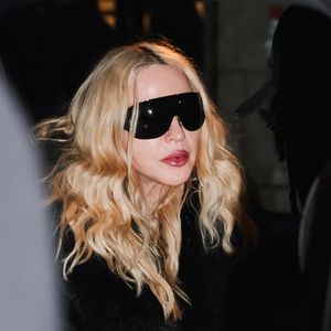 Les deux artistes ont interprété les titres iconiques "Vogue" et "Like a Prayer" devant un public conquis...

Madonna (auteur-compositeur-interprète et actrice américaine) arrive à la présentation de la nouvelle boutique d'Ann Demeulemeester sur la Via Monte Napoleone lors de la Semaine de la mode féminine automne/hiver 2026/2027 à Milan, Italie, le 1er mars 2026.  © Alessandro Bremec/IPA/Abacapress.com