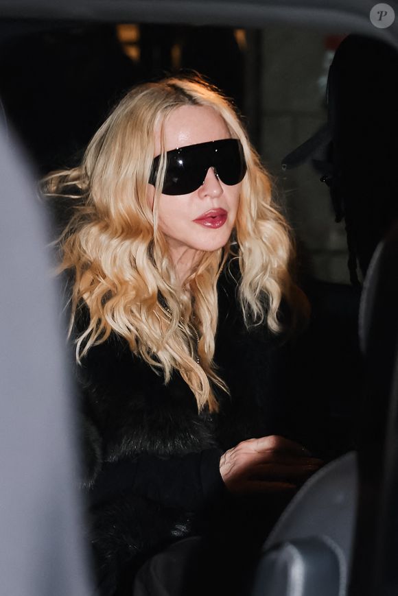 Les deux artistes ont interprété les titres iconiques "Vogue" et "Like a Prayer" devant un public conquis...

Madonna (auteur-compositeur-interprète et actrice américaine) arrive à la présentation de la nouvelle boutique d'Ann Demeulemeester sur la Via Monte Napoleone lors de la Semaine de la mode féminine automne/hiver 2026/2027 à Milan, Italie, le 1er mars 2026.  © Alessandro Bremec/IPA/Abacapress.com