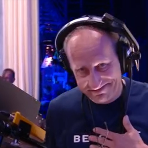 Yann Barthès annonce le départ à la retrait d'un membre de son équipe de "Quotidien". TMC