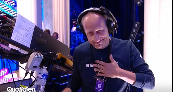 Yann Barthès annonce le départ à la retrait d'un membre de son équipe de "Quotidien". TMC