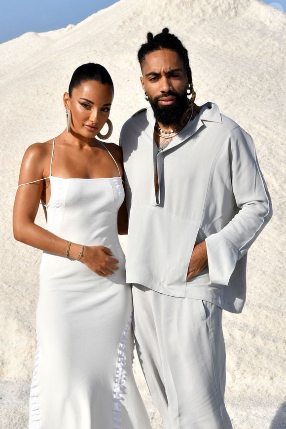 Amina Muaddi et Fary Lopes durant le défilé "Le Papier" la collection automne hiver 2022-2023 de Simon Porte Jacquemus aux Salin de Giraud à Arles, le 27 juin 2022. © Bruno Bebert/Bestimage